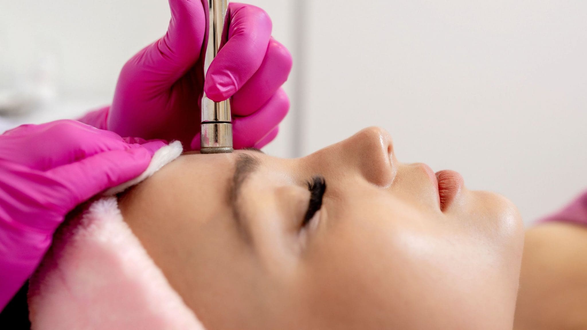 You are currently viewing Is Microdermabrasion Good For Your Face?